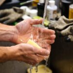 Come lavare le mani sporche di resina