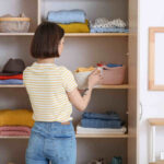 Come organizzare un armadio piccolo usando il metodo del "decluttering selettivo"