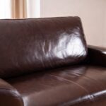 Come pulire e far brillare il divano in pelle senza usare prodotti che lo screpolano