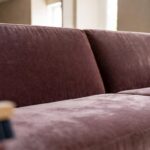 Come pulire e igienizzare il divano in velluto senza rovinarlo