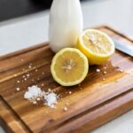 Come pulire e igienizzare il tagliere in legno per evitare la proliferazione di batteri