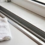 Come pulire i binari metallici delle finestre scorrevoli dallo sporco accumulato