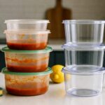 Come pulire i contenitori di plastica della cucina rimasti unti e macchiati di sugo di pomodoro
