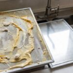 Come pulire i filtri della cappa della cucina saturi di grasso in meno di 10 minuti
