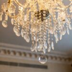 Come pulire i lampadari a gocce di cristallo senza smontarli usando un rimedio della nonna