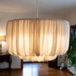Come pulire i lampadari di stoffa pieni di polvere senza rovinarli o bagnarli