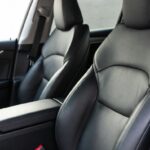 Come pulire i sedili in pelle dell'auto senza screpolare il materiale
