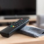 Come pulire i tasti del telecomando della TV dalle ditate e dallo sporco usando un panno in microfibra umido