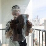Come pulire i vetri del balcone senza lasciare aloni usando solo acqua tiepida e un foglio di giornale vecchio