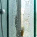 Come pulire i vetri della cabina doccia per creare una barriera idrorepellente anti-goccia
