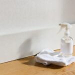 Come pulire il battiscopa pieno di polvere in modo naturale