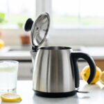 Come pulire il bollitore elettrico dal calcare usando solo un bicchiere di succo di limone spremuto