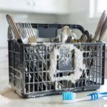 Come pulire il cestello delle posate della lavastoviglie pieno di calcare