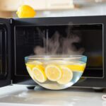 Come pulire il forno a microonde in 5 minuti usando solo un limone e una ciotola