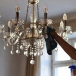 Come pulire il lampadario senza rischiare di rompere il vetro