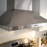 Come pulire la cappa della cucina senza strofinare: basta un foglio di carta assorbente e questo ingrediente