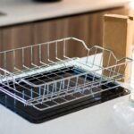Come pulire la griglia del forno incrostata mentre dormi (senza strofinare una sola volta)