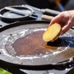 Come pulire la piastra del barbecue arrugginita usando solo mezza patata e un cucchiaio di bicarbonato