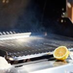 Come pulire la piastra elettrica del barbecue dopo ogni utilizzo con un rimedio economico