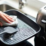 Come pulire la piastra elettrica rigata o il tostapane senza graffiare minimamente la superficie antiaderente
