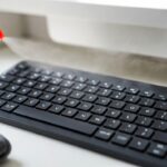 Come pulire la tastiera del PC con dentro peli e sporcizia