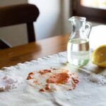 Come pulire la tovaglia da pranzo sporca di sugo in modo naturale