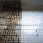 Come pulire le fughe scure delle piastrelle usando la schiuma di un ingrediente naturale