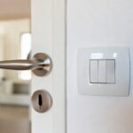 Come pulire le maniglie delle porte e gli interruttori della luce