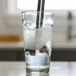 Come pulire le pale del frullatore a immersione in 10 secondi frullando acqua calda e detersivo piatti