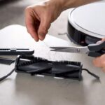 Come pulire le spazzole del robot aspirapolvere dai capelli aggrovigliati senza romperle