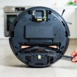 Come pulire le spazzole del robot aspirapolvere dai capelli aggrovigliati senza tagliarle