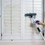 Come pulire le tapparelle di plastica molto sporche senza dover usare la scala