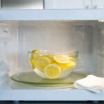Come pulire l'interno del forno a microonde in 3 minuti netti sfruttando solo il vapore