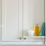 Come pulire lo sporco appiccicoso sopra i pensili della cucina con un ingrediente insospettabile