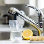 Come rimuovere il calcare dal filtro del rubinetto senza usare pinze o attrezzi metallici che lo graffiano