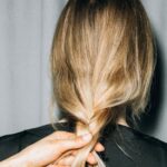Come rimuovere l'odore di fumo o cibo dai capelli senza doverli lavare nuovamente