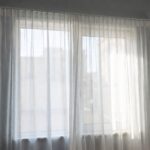Come rimuovere l'odore di fumo o di chiuso dalle tende del soggiorno senza doverle staccare e lavare