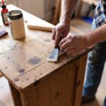 Come riparare un mobile in legno con poco budget