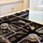 Come sgrassare i fornelli in ghisa senza fatica usando un semplice sacchetto di plastica