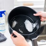 Come sgrassare la friggitrice ad aria dopo aver cucinato cibi molto unti con aceto e bicarbonato