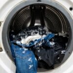 Come succede se si dimenticano fazzoletti nei jeans in lavatrice