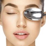 Come svegliarsi la mattina senza gli occhi gonfi grazie al trucco dei due cucchiaini freddi