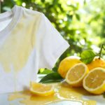 Come togliere le macchie di sudore giallo dalle magliette usando il sole e un limone