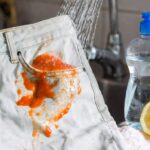 Come togliere le macchie di sugo dai vestiti in 3 mosse