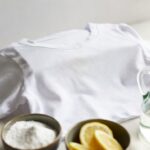 Come togliere le macchie gialle di deodorante sotto le ascelle delle magliette bianche preferite