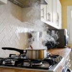 Come togliere l'odore di fritto dalla cucina usando solo una stecca di cannella bollita