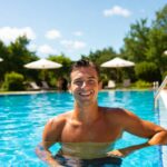 E' vero che il cloro della piscina leva l'abbronzatura?