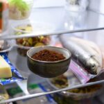 Fondi di caffè asciutti nel frigorifero: il rimedio naturale contro gli odori di formaggio e pesce