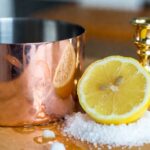 Il Trucco del Limone Intinto nel Sale per Far Brillare gli Oggetti di Rame e Ottone Anneriti dal Tempo