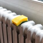 Il Trucco della Spugna da Cucina Tagliata a Metà per Pulire le Fessure della Batteria del Termosifone